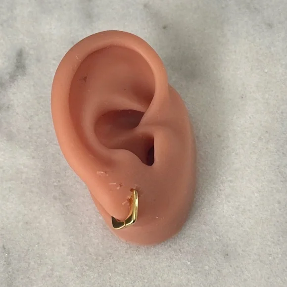 New Drop! Gold Small Huggie Square Hoop Earrings
Brand New - Picture 3 of 4